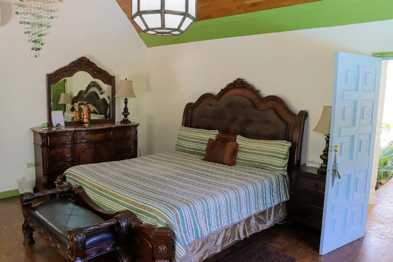 Seven Palms Villa Runaway Bay